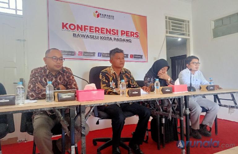 Jajaran Bawaslu Kota Padang gelar konferensi pers pada sejumlah wartawan terkait hasil uji petik pengawasan pencocokan dan penelitian data pemilih, Rabu siang (31/5). (Foto : Arzil)