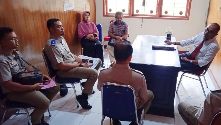Suasana mediasi antara BPN Wilayah dan BPN Payakumbuh dengan Ibu Adriani Alwi di KI Sumbar, Senin (26/6). (Dok : Istimewa)