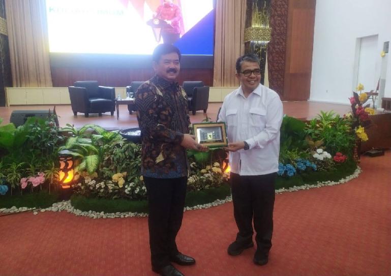 Rektor Unand Prof Dr Yuliandri SH MH memberikan cinderamata kepada Menteri ATR/BPN Hadi Tjahjanto usai memberikan kuliah umum di Convention Hall Unand, Rabu (21/6). (Foto : Fajril)