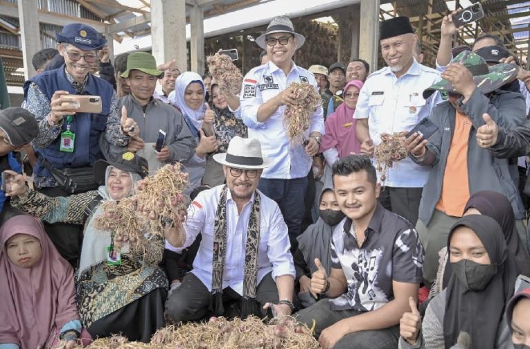 Mentan Syahrul Yasin Limpo bersama Gubernur Mahyeldi dan Bupati Epyardi Asda lihat bawang merah di Nagari Sungai Nanam Kabupaten Solok, Kamis (14/6). (Dok : Istimewa)