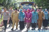 Kunjunga Wakil Ketua PKK Sumbar, Amelia Audy Joinaldi disambut Bupati Suhatri Bur saat penilaian di Nagari Padang Bintungan, Selasa (6/6). (Dok : Istimewa)