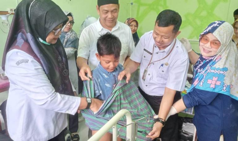 Seorang anak ikuti sunatan missal yang diadakan Pemkab Padangpariaman pada Rabu dan Kamis (21 -- 22/6). (Dok : Istimewa)