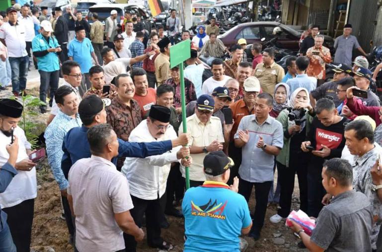 Wako Pariaman Genius Umar bersama Ketua DPP PKDP terpilih John Kenedy Azis resmikan Jalan PKDP di Desa Kampung Gadang, Sabtu (17/6). (Dok : Istimewa)