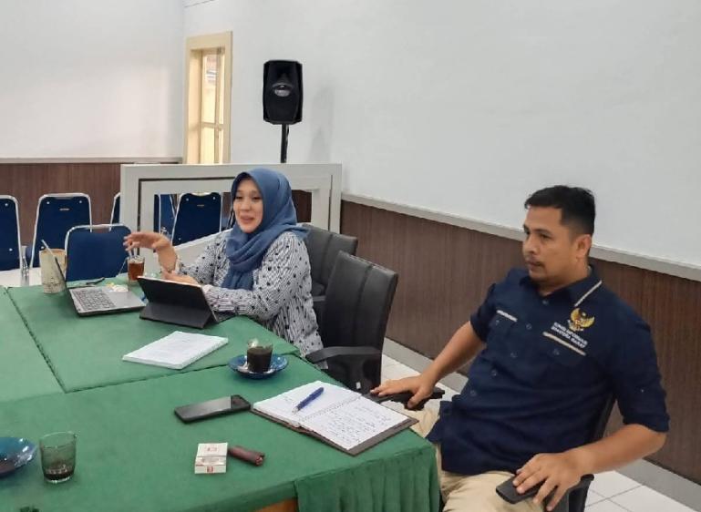 Ketua KI Sumbar Nofal Wiska bersama Ketua Monev 2023, Tanti Endang Lestari saat rapat pleno persiapan pelaksanaan monev badan publik 2023, Selasa (13/6). (Dok : Istimewa)