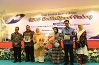 Foto bersama saat pisah sambut direksi RSUP M Djamil Padang di Auditorium Gedung Administrasi dan Rawat Jalan, Kamis (1/6) malam. (Dok : Istimewa)