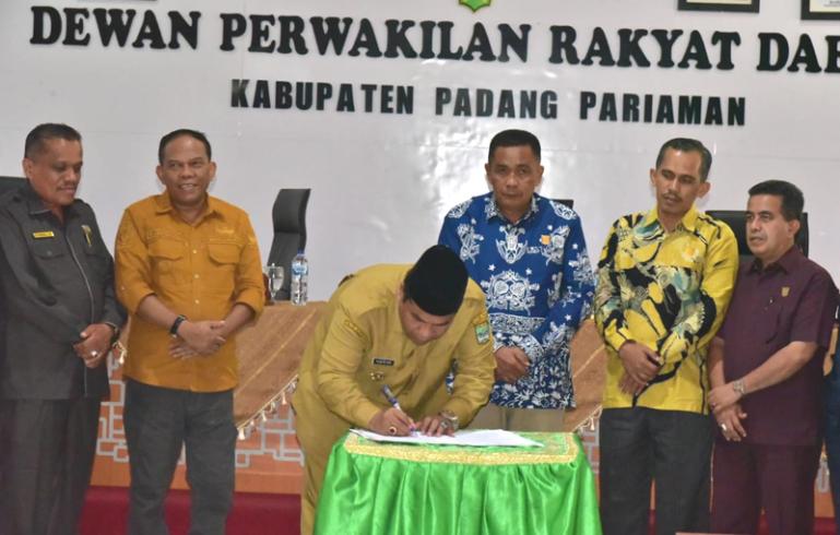 Bupati Suhatri Bur tanda tangani nota pengesahan Perda Pertanggung Jawaban APBD 2022 di DPRD Padangpariaman, Selasa (20/6). (Dok : Istimewa)