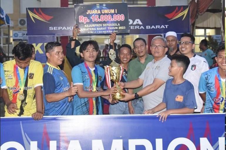 Klub Persikopa saat menerima hadiah dan tropi juara 1 Kejurprov Sepakbola Sumbar 2023, Minggu sore (4/6). (Dok : Istimewa)