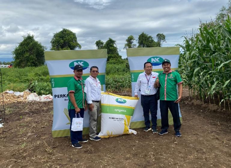 Foto bersama benih jagung produksi Syngenta Indonesia saat diluncurkan di Penas Tani XVI, Sumbar, Sabtu (10/6). (Dok : Istimewa)