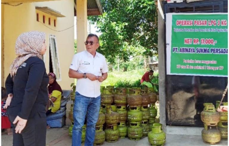 Seorang anggota Hiswana Migas Sumbar, Ujang Kencana lakukan pemantauan penyaluran gas elpiji 3 kg di salah satu pangkalan di Kota Payakumbuh, Sabtu (10/6). (Dok : Istimewa)