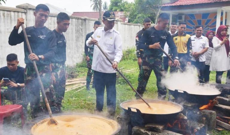 Para Taruna bersama Wako Genius Umar memasak rendang (randang), Rabu (7/6). (Dok : Istimewa)