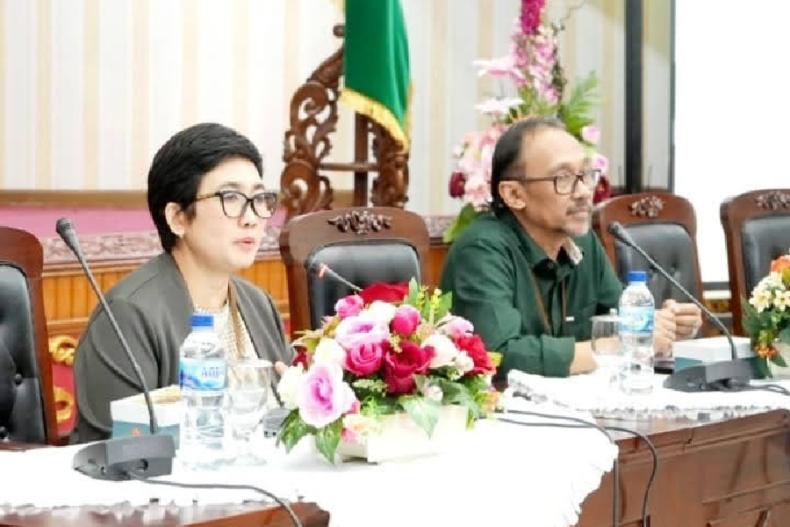 Narasumber Kabiro Hukum dan Humas BPS RI Margaretha Ari Anggorowati saat berikan paparannya dihadapan peserta sosialisasi Sensus Pertanian 2023, Selasa (13/6). (Dok : Istimewa)