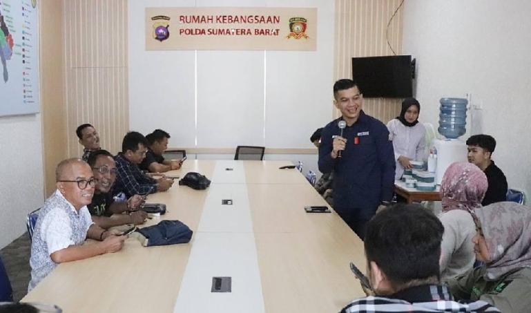 Suasana diskusi Dit Intelkam Polda Sumbar dengan pengurus JPS Sumbar di Polda Sumbar, Kamis (15/6). (Dok : Istimewa)
