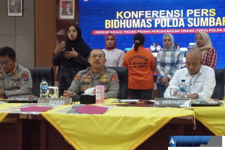 Kapolda Sumbar Irjen Pol Suharyono pimpin konpres terkait kasus TPPO yang berhasil diungkap Polda Sumbar, Selasa (20/6). (Foto : Derizon)