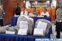 Polresta Padang gelar prescon atas pelimpahan berkas dugaan kasus narkoba yang melibatkan oknum TNI aktif ke Denpom I/4 Padang, di Mapolres Padang, Senin (12/6). (Foto : Derizon)