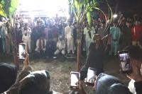 Masyarakat di Kota Pariaman menyaksikan prosesi menebang batang pisang merupakan bagian penting dalam pembuatan Tabuik, Minggu malam (23/7). (Dok : Istimewa)