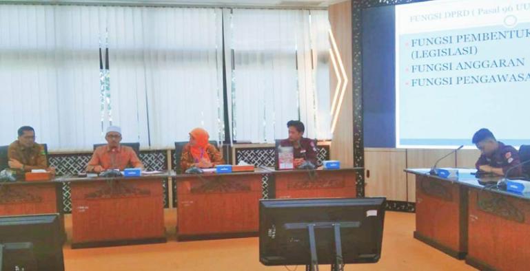 Wakil ketua DPRD Sumbar, Irsyad Safar didamping Sekretaris Dewan Raflis dan Kasubag publikasi Idris saat menerima kunjungan mahasiswa UBH di ruangan khusus I DPRD Sumbar, Selasa (27/6). (Dok : Istimewa)