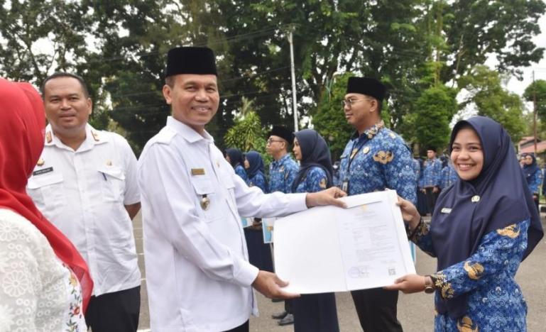 Wali Kota Pariaman Genius Umar serahkan SK pengangkatan 100 persen pada salah seorang PNS, Rabu (7/6). (Dok : Istimewa)