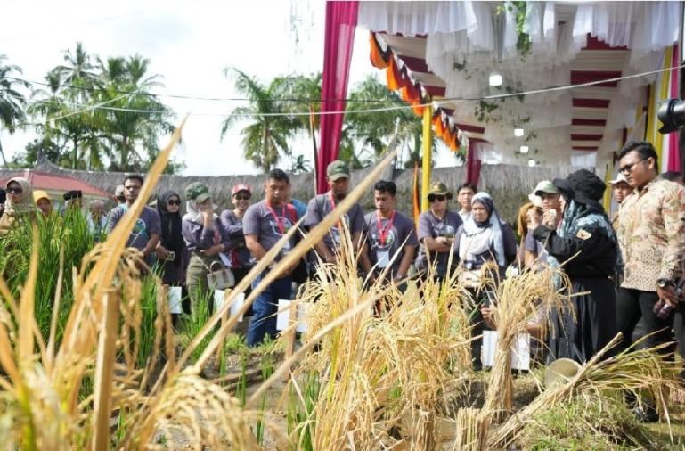 Rombongan peserta field trip ASEAN Farmer saat kunjungi salah satu nagari yang jadi tujuan kunjungan rombongan ini, Senin (12/6). (Dok : Istimewa)