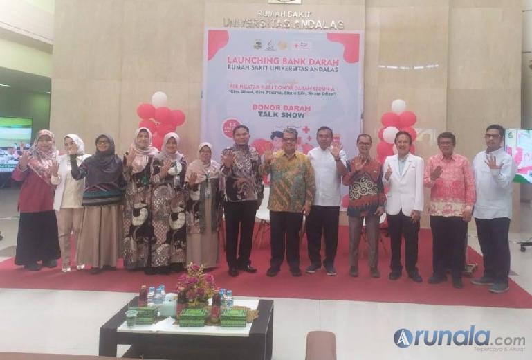 Foto bersama jelang peresmian Bank Darah Rumah Sakit Universitas Andalas. (Foto : Fajril)