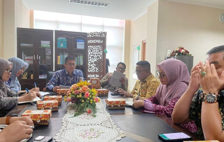 Asisten Administrasi Umum Setprov Sumbar, Andri Yulika pimpin rapar persiapan penyerahan sapi kurban di sejumlah tempat oleh Pemprov Sumbar, Kamis (22/6). (Dok : Istimewa)