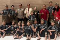 Wali Kota Pariaman, Genius Umar bersama istrinya, Lucyanel bersama personel Sanggar Darak Badarak yang tampil dalam ajang Indonesia's Got Talent, Kamis malam (15/6). (Dok : Istimewa)