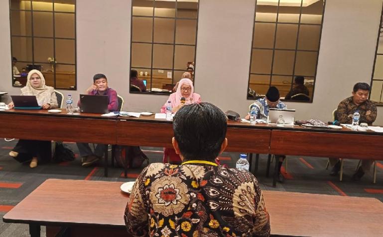 Tim seleksi sedang melakukan wawancara terhadap salah seorang calon anggota Bawaslu Sumbar, Rabu (7/6). (Dok : Istimewa)