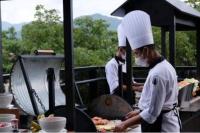 Chef menyajikan menu BBQ saat Saturday BBQ Night di Hotel Santika Premiere Padang. (Dok : Istimewa)