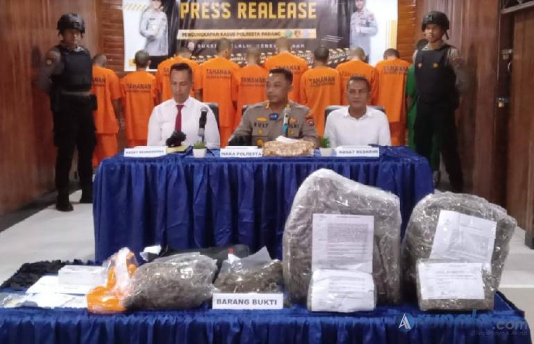 Waka Polresta Padang, AKBP Rully Indra Wijayanto ketika prescon pengungkapan kasus narkoba di Mapolresta Padang, Senin (12/6). (Foto : Derizon)