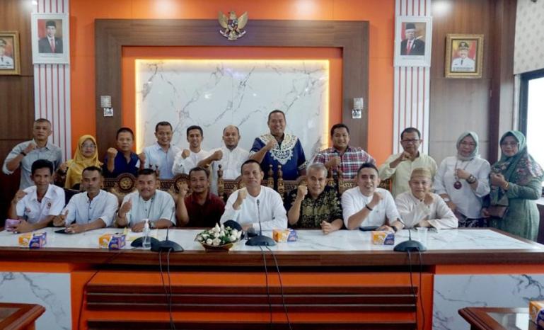 Wako Pariamanm Genius Umar bersama pimpinan dan perwakilan Sembilan parpol yang ada di kota sesuai penandatanganan NPHD bantuan keuangan bagi parpol 2023, Jumat (9/6). (Dok : Istimewa)