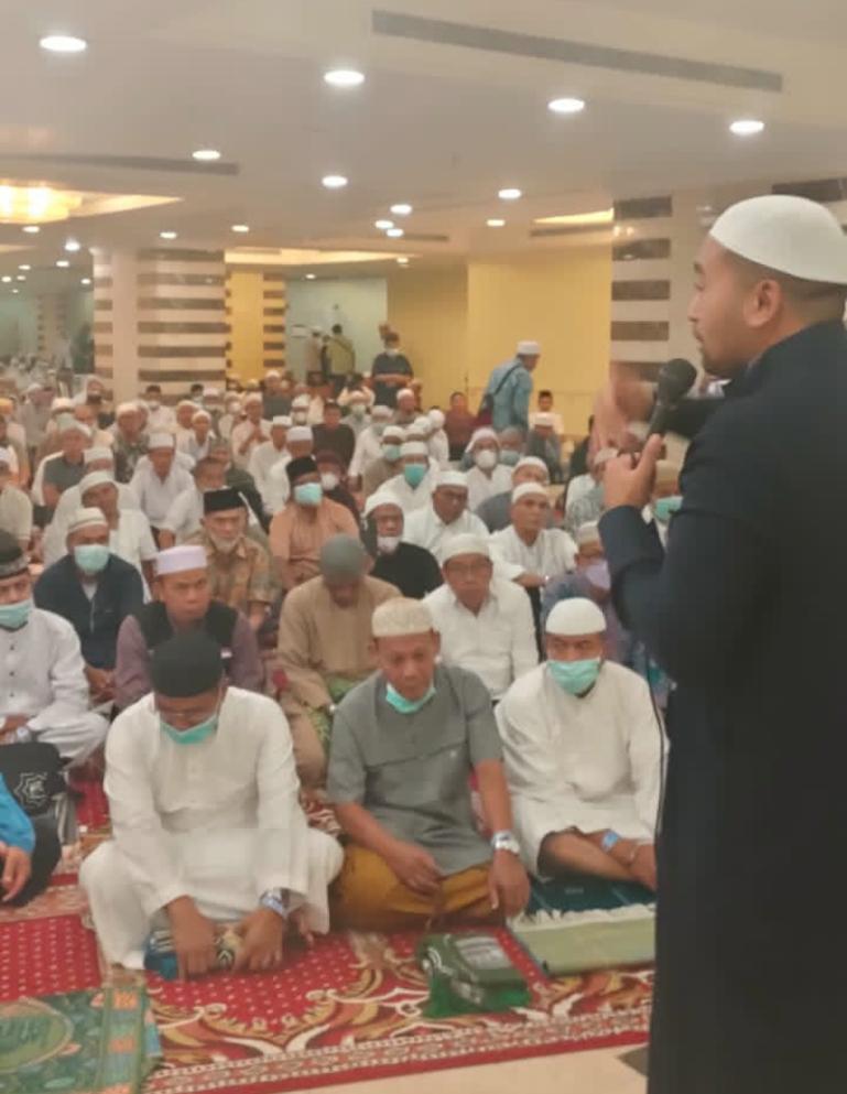 Wagub Sumbar, Audy Joinaldy berikan nasehat kepada para CJH asal Sumbar untuk jaga kesehatan usai salat berjamaah di Masjid Hotel Al Tayseer Makkah. Minggu (25/6). (Dok : Istimewa)