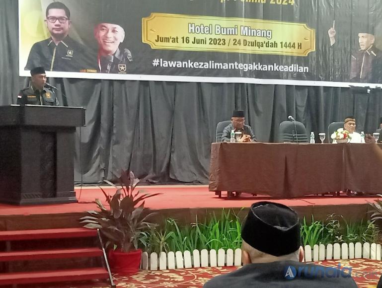 Ketua DPW Partai Ummat Sumbar, Taslim Chaniago saat membuka konsolidasi partai tersebut di Padang, Jumat (16/6). (Foto : Arzil)
