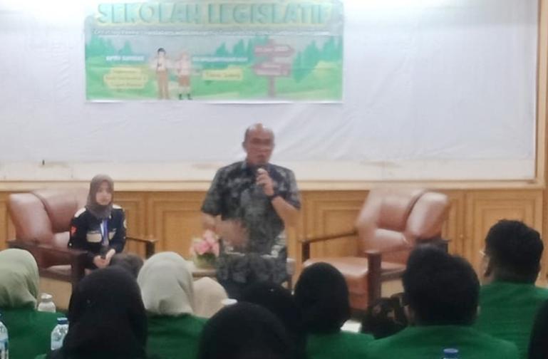 Ketua DPRD Sumbar Supardi saat menjadi narasumber Sekolah Legislatif 2023 mahasiswa Kedokteran Unane, Sabtu siang (24/6). (Dok : Istimewa)