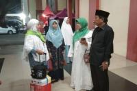 Wakil Ketua DPRD Sumbar, Suwirpen Suib menyempatkan diri berdialog dengan seorang calon jamaah haji yang akan berangkat, Senin malam (5/6). (Dok : Istimewa)