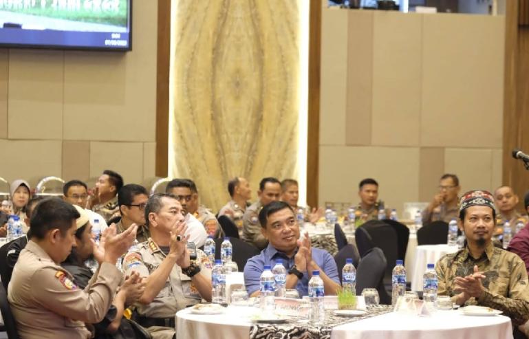 Waka Lemdiklat Polri, Irjen Pol Eko Budi Sampurno bersama jajaran Polda Sumbar dan tokoh masyarakat saat menghadiri FGD yang diadakan Ditbinmas Polda Sumbar di Padang, Rabu (7/6). (Dok : Istimewa)