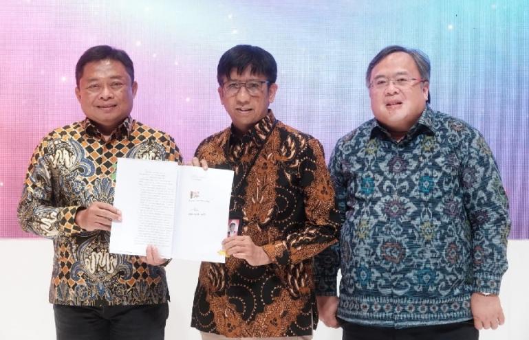 Direktur Utama Telkom Ririek Adriansyah, Direktur Utama Telkomsel Hendri Mulya Syam, Komisaris Utama Telkom Bambang Permadi Soemantri Brodjonegoro secara resmi menunjukkan Akta Pemisahan Segmen Usaha IndiHome oleh PT Telkom Indonesia (Persero) Tbk ke PT T