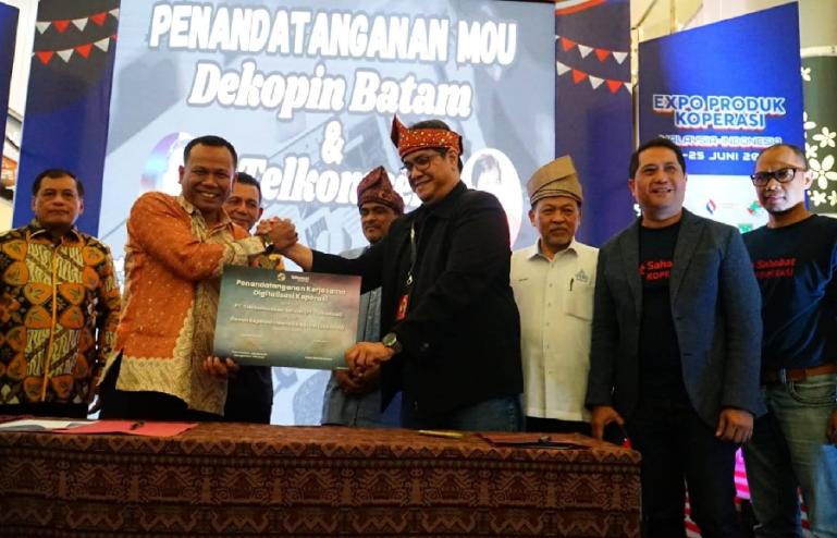 Telkomsel secara resmi menandatangani Nota Kesepahaman Kerja Sama Digitalisasi Koperasi dalam acara Cooperative Showcase Event 2023. (Dok : Istimewa)