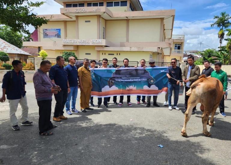 Vice President Consumer Sales Telkomsel Sumatera Mulya Budiman menyerahkan hewan kurban sebagai CSR Telkomsel kepada penerima manfaat. (Dok : Istimewa)