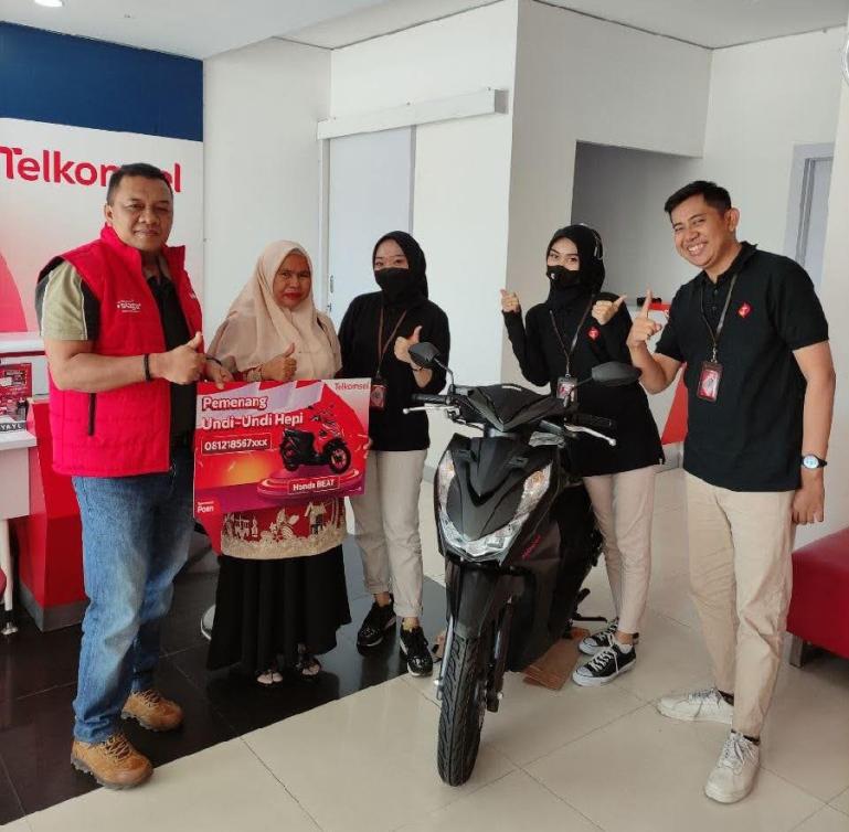 Prosesi penyerahan hadiah motor program Undi Undi Hepi oleh Telkomsel di Lubukalung. (Dok : Istimewa)