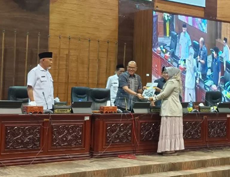 Salah seorang anggota Fraksi serahkan pandangan umum fraksinya terkait pertanggungjawaban pelaksanaan APBD Sumbar 2022 di ruang sidang utama DPRD Sumbar, Rabu (14/6). (Dok : Istimewa)