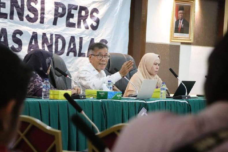Wakil Rektor I Unand Prof Dr Mansyurdin MS menjelaskan penerimaan mahasiswa baru jalur SIMA di Rektorat Unand, Kamis (8/6). (Dok : Istimewa)