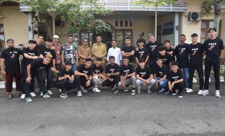 Atlet dan official tim futsal SS bersama Wako Genius Umar sebelum berangkat ke Lubuk Linggau, Sumsel, Selasa (6/6). (Dok : Istimewa)