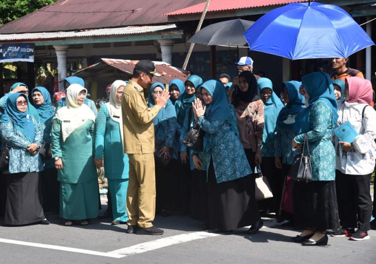 Wali Kota Pariaman, Genius Umar menyambut kedatangan tim penilai dari TP PKK Sumbar di Desa Bungo Tanjun, Selasa (13/6). (Dok : Istimewa)