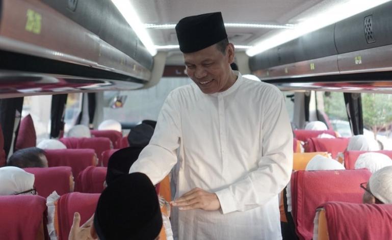 Wali Kota Genius Umar bersama jamaah calon haji (JCH) Kota Pariaman yang akan menuju Asrama Haji Tabing Padang, Senin (5/6). (Dok : Istimewa)