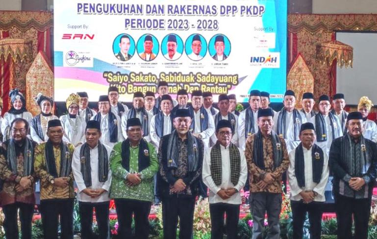Wako Pariaman, Genius Umar bersama Ketum DPP PKDP yang baru Jhon Kenedy Aziz dan Bupati Padangpariaman, setelah pelantikan pengurus DPP PKDP periode 2023 -- 2028, Minggu (18/6). (Dok : Istimewa)