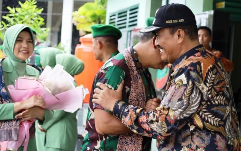 Wawako Mardison sambut kedatangan Danrem 032 Wira Braja, Brigjen TNI Rayen Obersyl dan rombongan di Kodim 0308/Pariaman, Kamis (22/6). (Dok : Istimewa)