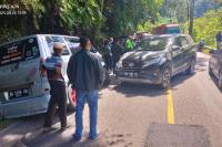 Diduga Lepas Kendali, Satu Mobil Tabrak Dua Mobil Sekaligus