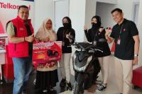 Beri Apresiasi Pelanggan di Lubukalung: Telkomsel Serahkan Hadiah Motor Program Undi Undi Hepi