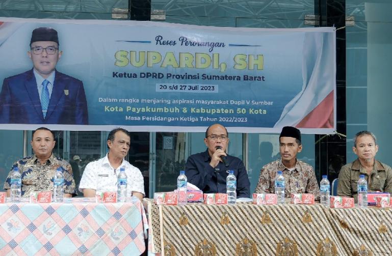 Ketua DPRD Sumbar Supardi mendengarkan aspirasi masyarakat saat lakukan reses di Dapilnya, Jumat (21/7). (Dok : Istimewa)