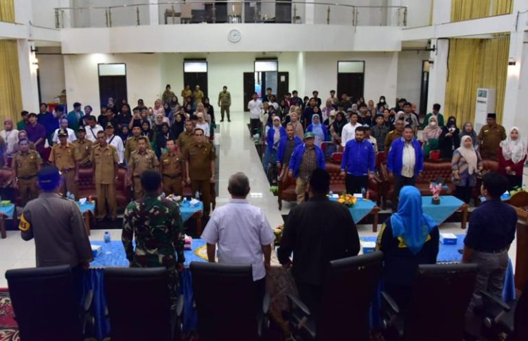 Bupati Suhatri Bur saat lakukan penyambutan mahasiswa Unand yang akan lakukan KKN PPM di Padangpariaman, Selasa (11/7). (Dok : Istimewa)