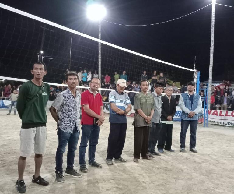 Bacaleg NasDem Sukri Umar bersama panitia dan tokoh masyarakat Tanjung Basung di sela-sela babak final turnamen voli se Sumbar, Minggu malam (30/7). (Dok : Istimewa)